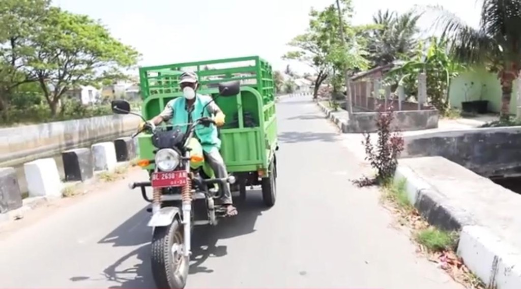 memiliki layanan angkutan sampah yang dikelola oleh BUMG untuk mengelola sampah masyarakat 