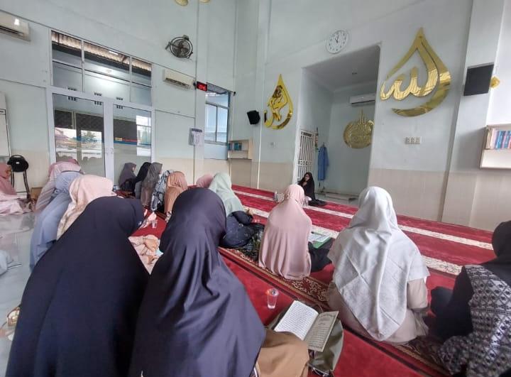 terdapat program pengajian rutin 2 kali dalam sebulan untuk meningkatkan pemahaman agama